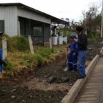 Como parte de los compromisos, para construir el acceso sur a Cuenca, la Prefectura inició la construcción de veredas en Turi-Tarqui.(Cortesía)