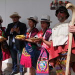 El presidente del GAD de El Valle, acompañado de las cholitas y “Taita Tululongo”, tras la rueda de prensa de ayer.(AZD)