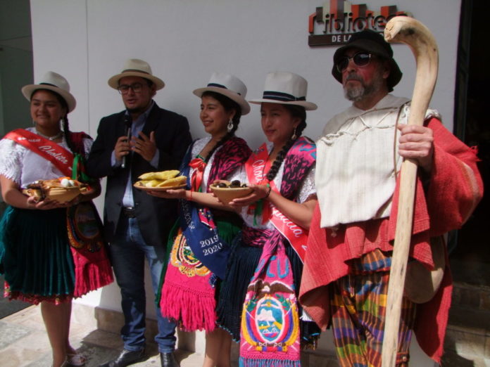 El presidente del GAD de El Valle, acompañado de las cholitas y “Taita Tululongo”, tras la rueda de prensa de ayer.(AZD)