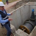 El contratista Patricio Rodas Barzallo, explica el funcionamiento de la cámara 9 que ya pasó las pruebas.(AZD)