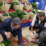El gerente de Agrokawsay (en el extremo derecho posterior)), Xavier Espinoza, arregla las canastas, antes del lanzamiento.(AZD)