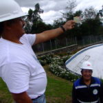 Mario Fajardo (I), y el guardián Luis Bermeo, realizan una medición del líquido vital, señalando que no hay novedades.(AZD)
