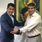 El alcalde de Morona, Franklin Galarza y el gerente de Avioandes, Pablo Ochoa.(Cortesía)