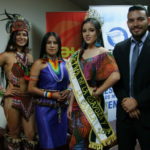 Andrés Noguera junto a la simpáticas representantes de las mujeres de esta tierra amazónica.(AZD)