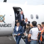 El alcalde Franklin Galarza (I), y otros pasajeros, al arribo del avión a Macas.(Cortesía)
