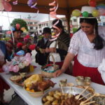 Con sus adornados sobreros, las mujeres tarqueñas expusieron parte de la gastronomía que ofertarán en la feria de Carnaval.(AZD)