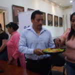 Máximo Lojano, dirigente barrial, hace degustar chicharrones de trucha.(AZD)