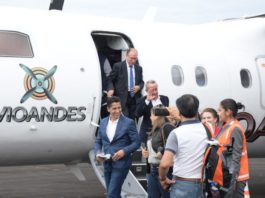 El alcalde Franklin Galarza (I), y otros pasajeros, al arribo del avión a Macas.(Cortesía)