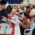 Los beneficiarios firmaron ayer los convenios en la Casa de la provincia.(Cortesía)