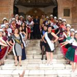 Las candidatas a reina y Cholita Turi, junto a funcionarios municipales y dirigentes parroquiales.(AZD)