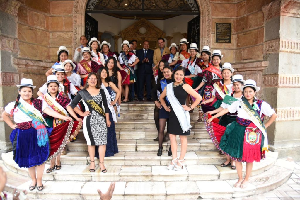 Las candidatas a reina y Cholita Turi, junto a funcionarios municipales y dirigentes parroquiales.(AZD)