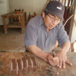 Apoyado en el grueso mesón, José Homero Uyaguari, prepara los huesos de res que serán incorporados en el mango de las guitarras.(AZD)