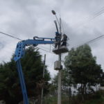 Personal de la empresa contratista coloca una de las cámara en el sector del colegio Manuel Córdova Galarza.(AZD)