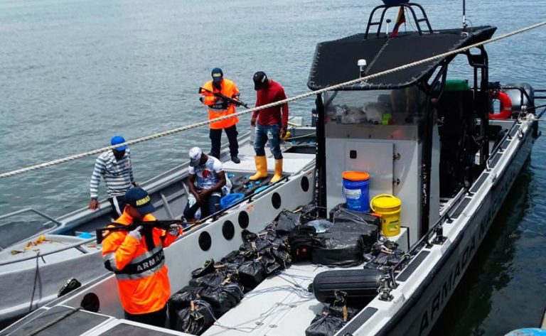Incautan una tonelada de cocaína en embarcación en el Pacífico de Colombia