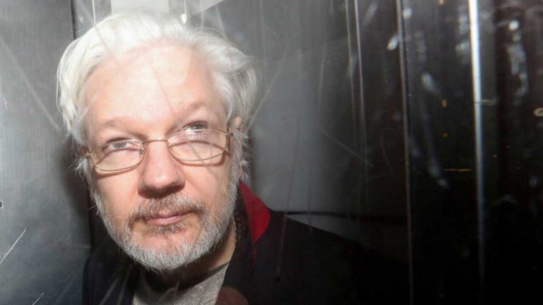 Trump ofreció indulto a Assange, según testigo