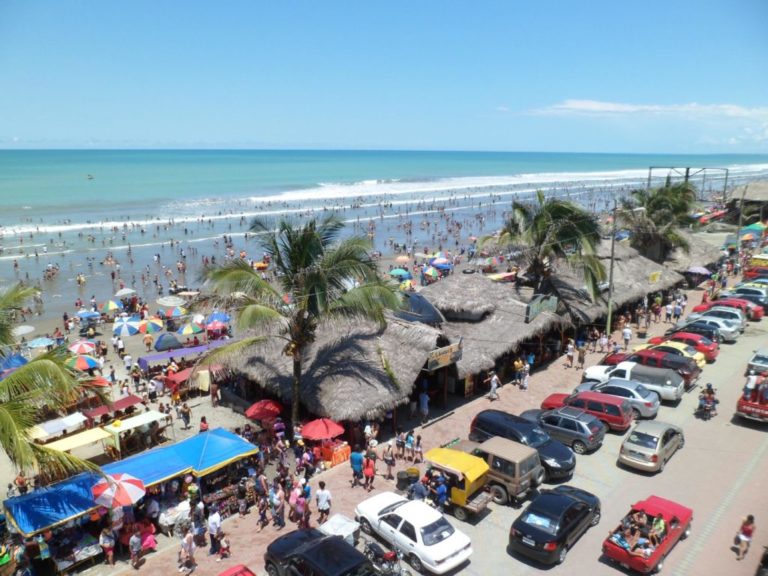 Oleaje durante el feriado en playas de Ecuador