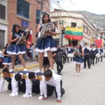 Estudiantes deleitaban al público con sus destrezas a su paso por la calle Abdón Calderón, en medio de detalles de amor por Paute.(AZD)