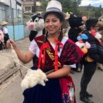 La nueva Cholita Turinense, a su paso por el escenario el día de la elección.(Cortesía)