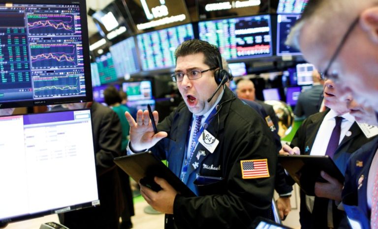 Wall Street se hunde un 7 % en apertura y se paralizan operaciones 15 minutos