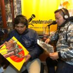 Johnny Guambaña y Antonio Bermeo durante la transmisión de uno de los programas de “Mote y Vinilo”. Cortesía.