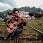 El cantante cuencano Andrés Pineda, compositor de la motivadora canción “Quédate en casa, por favor”. Cortesía.