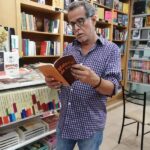 El escritor guayaquileño James Martínez lanzó en Cuenca su último libro titulado “Material de Ruido”. IAJ.