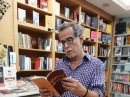 El escritor guayaquileño James Martínez lanzó en Cuenca su último libro titulado “Material de Ruido”. IAJ.