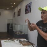 El artesano Wilmer Cabrera realiza una demostración de su trabajo en filigrana con hilos de plata, un arte que aprendió de su padre. XCA