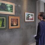 Sofía Jaramillo observa parte de la muestra “Costearte”, abierta al público durante todo este mes en “Saladentro”. XCA