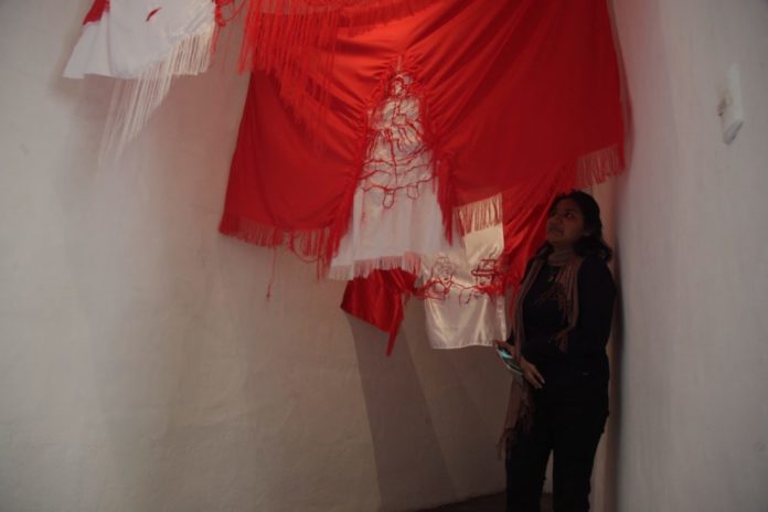 La obra “Estado: entre sólido y gaseoso” de la artista peruana Gabriela Flores, está presente en el MMAM. XCA