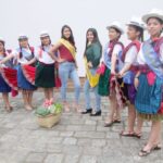 Las candidatas a reina y cholita san Joaquín expusieron algunos productos de los huertos de esta localidad. (AZD)