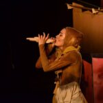 La actriz cuencana María Angélica Vásquez, durante una de sus presentaciones con su colectivo teatral. Cortesía.