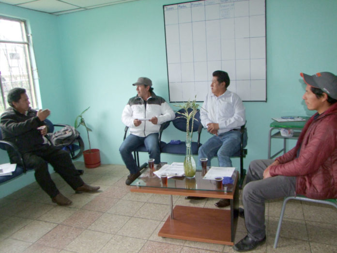 Los hermanos Jorge y Amable Arévalo (1 y 3 desde la ezquierda), Manuel Pacheco (2Izq.), y Sandoval Guatama, en la reunión.(AZD)