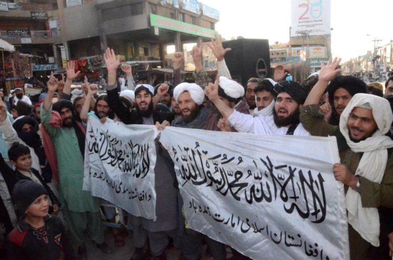 Los talibanes hacen una demostración de fuerza al recordar a EEUU su retirada