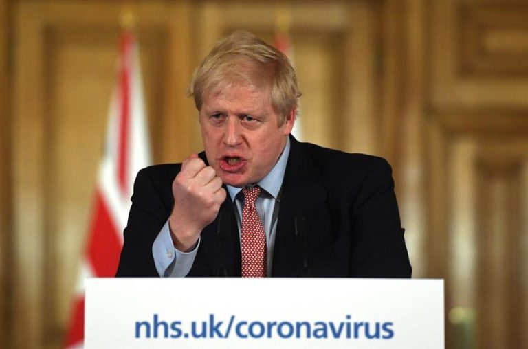 El Reino Unido defiende su estrategia menos drástica contra el coronavirus