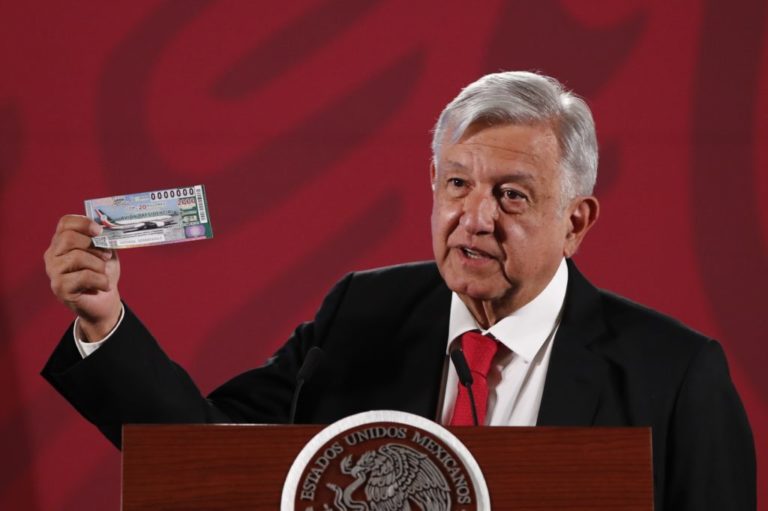 López Obrador adquiere el primer número de la rifa por el avión presidencial