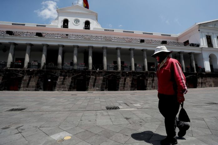 Ecuador amplía toque de queda desde el miércoles de 14:00 a 5:00
