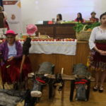 Una mujer hilaba la lana de borrego, durante el acto de presentación de la guía y el video promocional.(AZD)