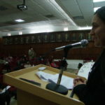 Interviene ante los concurrentes, Janneth Garzón, presidenta de Conagopare-Azuay.(AZD