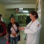 La directora del hospital de Sígsig, Sayuri Cabrera, informa que con el gel se debe primero desinfectar las palmas, luego las uñas y yemas de los dedos .(AZD)