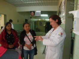 La directora del hospital de Sígsig, Sayuri Cabrera, informa que con el gel se debe primero desinfectar las palmas, luego las uñas y yemas de los dedos .(AZD)
