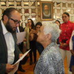 La maestra sanfernandense Teresa Garzónm recibe el acuerdo de reconocimiento, de manos del gobernador Xavier Martínez.(AZD)