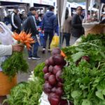 Concurrentes a una de la ferias de la empresa pública Agrokawsay. (Cortesía)