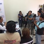 Julio Molina, coordinador zonal 6 de salud, explica sobre el tema del coronavirus en Macas. (Cortesía)