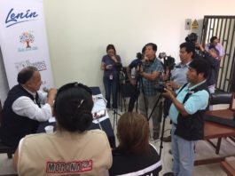 Julio Molina, coordinador zonal 6 de salud, explica sobre el tema del coronavirus en Macas. (Cortesía)