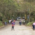 Participantes de la minga, durante la limpieza de la vía Guachapala-Andacocha.(Cortesía)