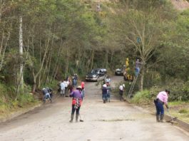 Participantes de la minga, durante la limpieza de la vía Guachapala-Andacocha.(Cortesía)