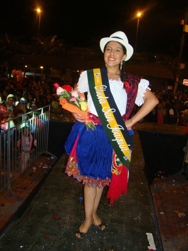 La Cholita Sanjoaquinense, Pamela Guazhambo en pasarela, tras el triunfo alcanzado.(Cortesía)