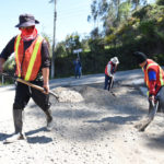 Trabajos de bacheo asfáltico que se realizaron en el acceso principal a Quingeo.(Cortesía)