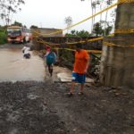 Todos los días en invierno, los moradores y usuarios de la vía se exponen al cruzar el estero Limones.(Cortesía)